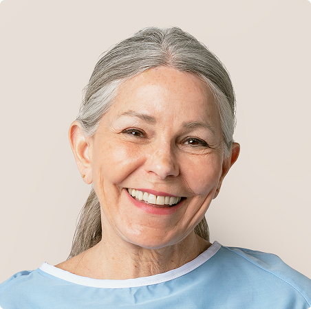 Atendimento domiciliar em pessoas acamadas mulher sorrindo, dentista.