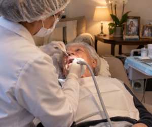 Dentista domiciliar atendendo paciente idoso com Alzheimer em casa